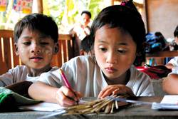 Schulmädchen in einem Shan-Camp