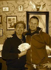 Dave mit Marcus und dem symbolischen Geld