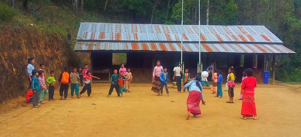 Spielende Kinder vor der Kong Moong Mong Schule