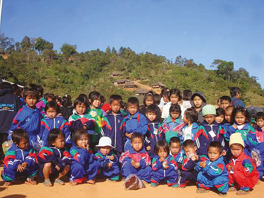 Waisenkinder LKW Gruppenfoto
